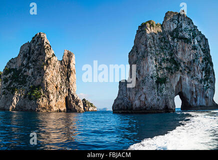 Beeindruckende Landschaft auf der Insel Capri mit Faraglioni - Küstenfelsen Bildung am Mittelmeer. Stockfoto