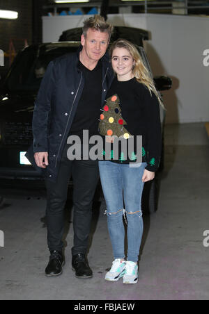 Gordon Ramsay und seine Tochter Matilda außerhalb ITV Studios Featuring: Gordon Ramsay, Matilda Ramsay wo: London, Vereinigtes Königreich bei: 17. Dezember 2015 Stockfoto