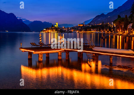 Italien, Venetien, Gardasee, Malcesine, Stadtbild mit Scaliger Burg, Blick von der Seepromenade Stockfoto