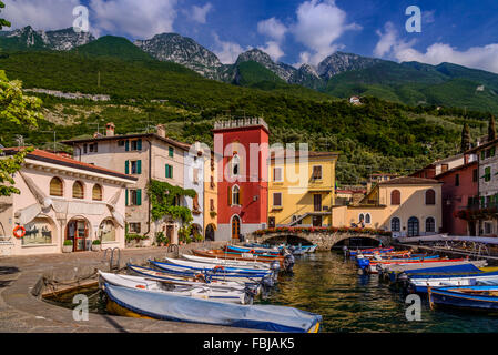 Italien, Venetien, Gardasee, Cassone di Malcesine, Hafen gegen Monte Baldo Stockfoto