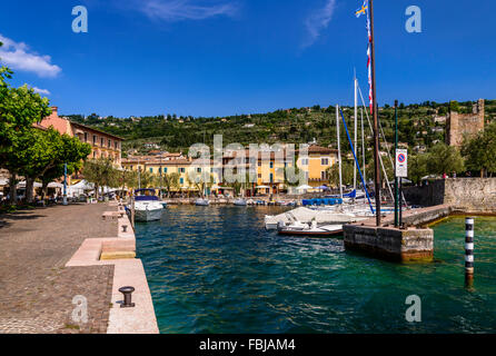 Italien, Venetien, Gardasee, Torri del Benaco, Hafen Stockfoto