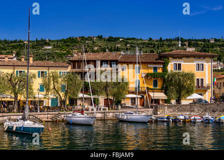 Italien, Venetien, Gardasee, Torri del Benaco, Hafen Stockfoto