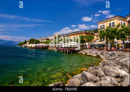 Italien, Venetien, Gardasee, Torri del Benaco, Stadtbild, Seepromenade Stockfoto