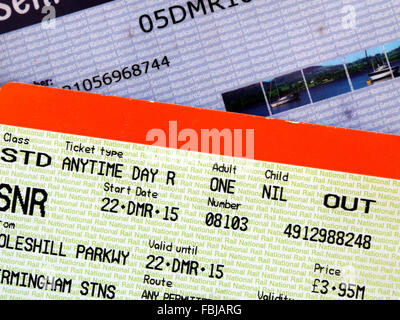 Trainieren Sie Tickets und Senior BahnCard für eine lokale Reise in Birmingham von Coleshill Parkway Station. Stockfoto