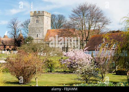 England, wickhambreaux 13. Jahrhundert Dorf Kirche des hl. Andreas. Steinerne Kirche Gebäude durch Grabsteine unter blauem Himmel umgeben. Frühling. Stockfoto