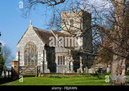 England, wickhambreaux 13. Jahrhundert Dorf Kirche des hl. Andreas. Steinerne Kirche Gebäude durch Grabsteine unter blauem Himmel umgeben. Frühling. Stockfoto