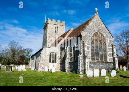 England, wickhambreaux 13. Jahrhundert Dorf Kirche des hl. Andreas. Steinerne Kirche Gebäude durch Grabsteine unter blauem Himmel umgeben. Frühling. Stockfoto