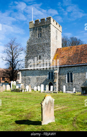 England, wickhambreaux 13. Jahrhundert Dorf Kirche des hl. Andreas. Steinerne Kirche Gebäude durch Grabsteine unter blauem Himmel umgeben. Frühling. Stockfoto