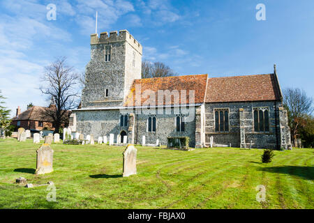 England, wickhambreaux 13. Jahrhundert Dorf Kirche des hl. Andreas. Steinerne Kirche Gebäude durch Grabsteine unter blauem Himmel umgeben. Frühling. Stockfoto