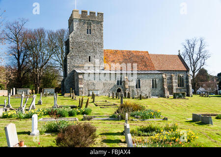 England, wickhambreaux 13. Jahrhundert Dorf Kirche des hl. Andreas. Steinerne Kirche Gebäude durch Grabsteine unter blauem Himmel umgeben. Frühling. Stockfoto