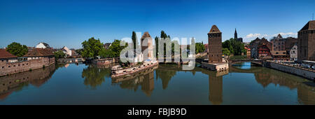 Panoramablick auf drei Türme der gedeckten Brücken, Straßburg, Frankreich Stockfoto