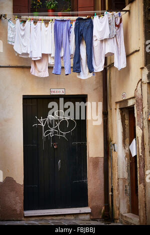 Haus in Venedig, Haustür, Wäsche trocknen, Wäscheleine, Italien Stockfoto