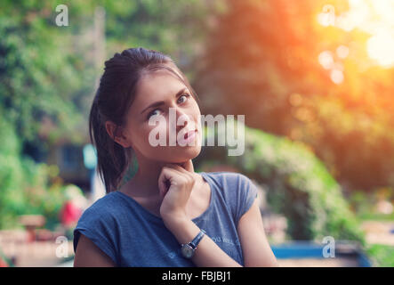 Porträt einer schönen jungen Frau im Park. Stockfoto