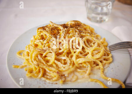 Nudelgericht, Spaghetti Cacio e Pepe, Nudeln mit Paprika und Käse, Italien Stockfoto
