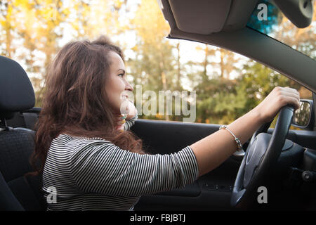 Positive schöne Lächeln Reisende junge Frau Sportwagen Stockfoto