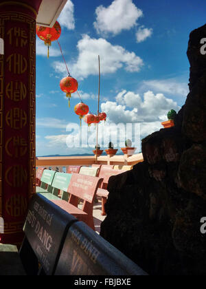 Tempel, Ansicht, Lampions aufgehängt auf Linie, teils sonnig, blauen Himmel, Hafen, Phú Quoc, Vietnam Stockfoto