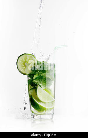 Mojito cocktail mit Limette und Minze isoliert auf weißem Hintergrund zu machen Stockfoto