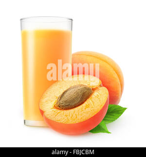 Aprikosen und ein Glas Saft isoliert auf weiss mit Beschneidungspfad Stockfoto