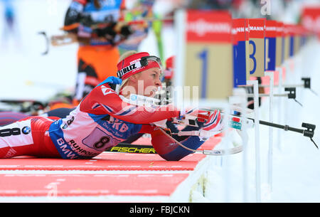 Ruhpolding, Deutschland. 17. Januar 2016. Tiril Eckhoff Norwegens in Aktion auf dem Schießstand bei den Frauen 4 x 6 km-Staffellauf der Biathlon-Weltcup in Ruhpolding, Deutschland, 17. Januar 2016. Foto: Karl-Josef Hildenbrand/Dpa/Alamy Live News Stockfoto