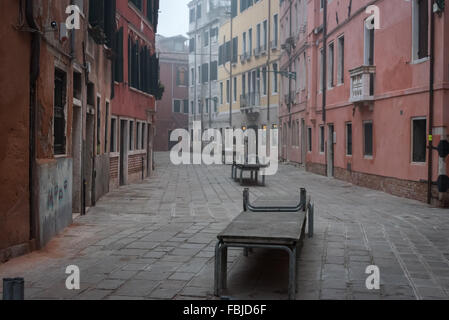 Leere Straße in der Altstadt von Venedig mit Gängen bereit für die Flut Stockfoto