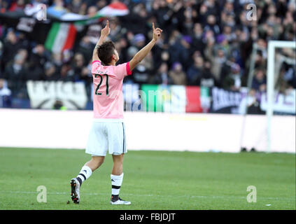Italien, Udine: Juventus vorwärts Paulo Dybala Paulo Dybala (R) feiert nach einem Tor 0: 1 in die italienische Serie A Fußballspiel zwischen Udinese Calcio V Juventus FC im Friaul-Stadion am 17. Januar 2016 in Udine. Stockfoto