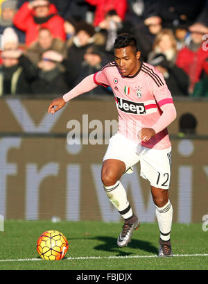 Italien, Udine: Juventus Verteidiger Alex Sandro kickt den Ball und Tor 0-4 in der italienischen Serie A-Fußballspiel zwischen Udinese Calcio V Juventus FC im Friaul-Stadion am 17. Januar 2016 in Udine. Stockfoto