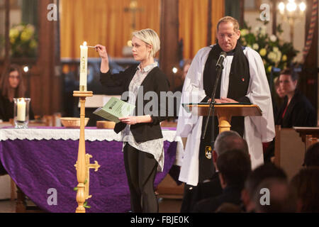 Die jährliche Straße Todesfälle Trauerfeier organisiert durch die Thames Valley Police statt in St. Marys Church, Thame, Oxfordshire Stockfoto