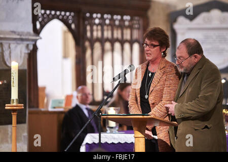 Die jährliche Straße Todesfälle Trauerfeier organisiert durch die Thames Valley Police statt in St. Marys Church, Thame, Oxfordshire Stockfoto