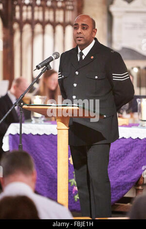 Die jährliche Straße Todesfälle Trauerfeier organisiert durch die Thames Valley Police statt in St. Marys Church, Thame, Oxfordshire Stockfoto