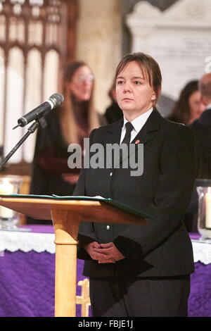 Die jährliche Straße Todesfälle Trauerfeier organisiert durch die Thames Valley Police statt in St. Marys Church, Thame, Oxfordshire Stockfoto