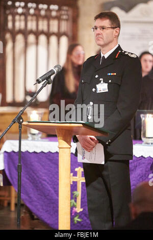 Die jährliche Straße Todesfälle Trauerfeier organisiert durch die Thames Valley Police statt in St. Marys Church, Thame, Oxfordshire Stockfoto