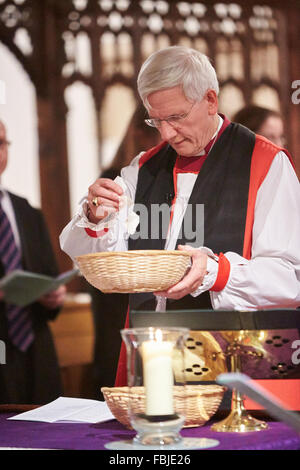 Die jährliche Straße Todesfälle Trauerfeier organisiert durch die Thames Valley Police statt in St. Marys Church, Thame, Oxfordshire Stockfoto