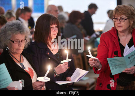 Die jährliche Straße Todesfälle Trauerfeier organisiert durch die Thames Valley Police statt in St. Marys Church, Thame, Oxfordshire Stockfoto