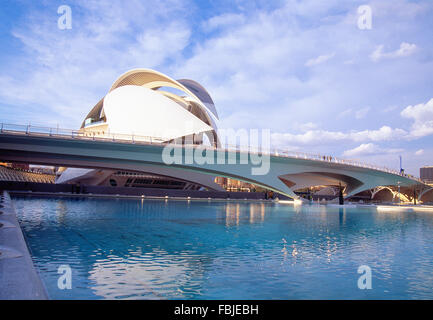 Palau de Les Arts und Monteolivete Brücke. Stadt der Künste und Wissenschaften, Valencia, Spanien. Stockfoto