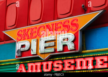 Skegness Pier Amusements Arcade-Leuchtreklamen Stockfoto