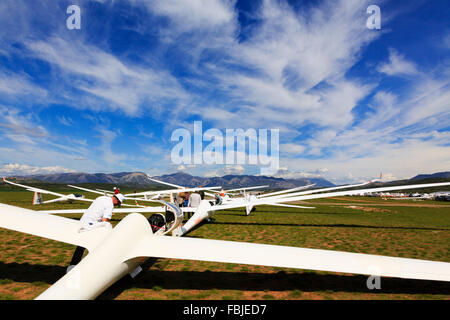 Segelflugzeuge auf dem Start-Raster warten in Sisteron Gliding Club, Frankreich zu starten. Stockfoto