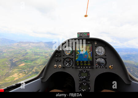 Piloten Blickpunkt des Duo Discus Segelflugzeugs mit moderner Instrumentierung und FLARM-Annäherungsalarm. Stockfoto