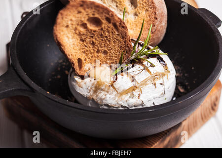Der gebackene camembert Stockfoto