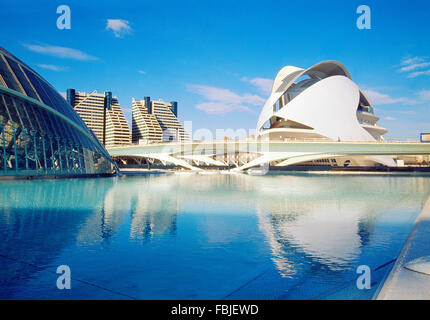 Palast der Künste und ihre Reflexion auf dem Teich. Stadt der Künste und Wissenschaften, Valencia, Spanien. Stockfoto