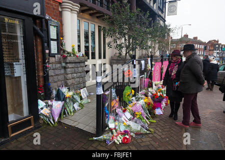 David Bowie, Gedenkfeiern außerhalb der ehemaligen drei Tuns Public House, Beckenham, London, UK, nach seinem Tod im Januar 2016. Stockfoto