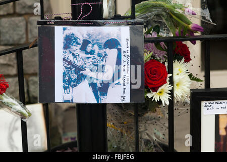 David Bowie, Gedenkfeiern außerhalb der ehemaligen drei Tuns Public House, Beckenham, London, UK, nach seinem Tod im Januar 2016. Stockfoto