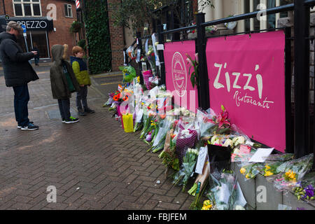 David Bowie, Gedenkfeiern außerhalb der ehemaligen drei Tuns Public House, Beckenham, London, UK, nach seinem Tod im Januar 2016. Stockfoto