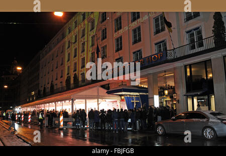 München, Deutschland. 16. Januar 2016. Neugierig auf-Zuschauer auf dem 43. deutschen Film-Ball im Hotel Bayerischer Hof in München, Deutschland, 16. Januar 2016. Foto: Ursula Düren/Dpa/Alamy Live News Stockfoto