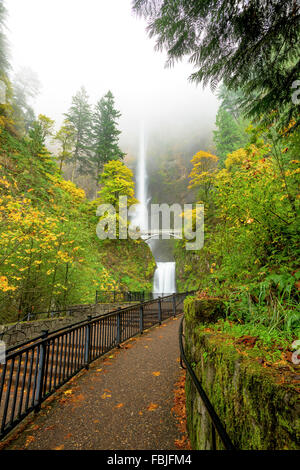 Gang mit Multnomah Wasserfall in Oregon Stockfoto