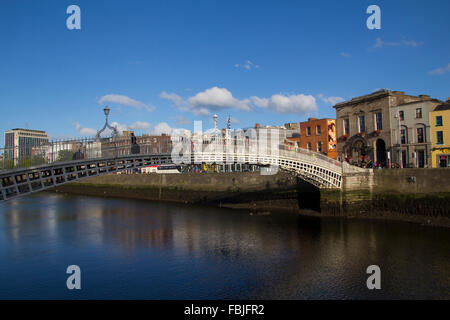 Blick auf die Stadt von Dublin, die Hauptstadt von Irland, mit Ha'penny Brücke über den Fluss Liffey Stockfoto