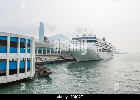 HONG KONG - SEP 19: Star Cruises Superstar Virgo am Ocean Terminal, Tsim Sha Tsui in Hong Kong am 19. September 2015 verankert. Stockfoto