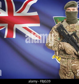 Soldat mit Maschinengewehr und Nationalflagge auf Hintergrund-Serie - Britische Jungferninseln Stockfoto