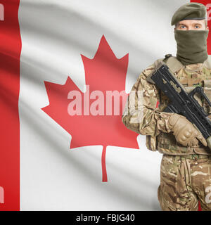 Soldat mit Maschinengewehr und Nationalflagge auf Hintergrund-Serie - Kanada Stockfoto