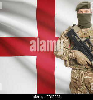 Soldat mit Maschinengewehr und Nationalflagge auf Hintergrund-Serie - England Stockfoto