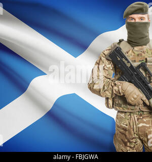 Soldat mit Maschinengewehr und Nationalflagge auf Hintergrund-Serie - Schottland Stockfoto